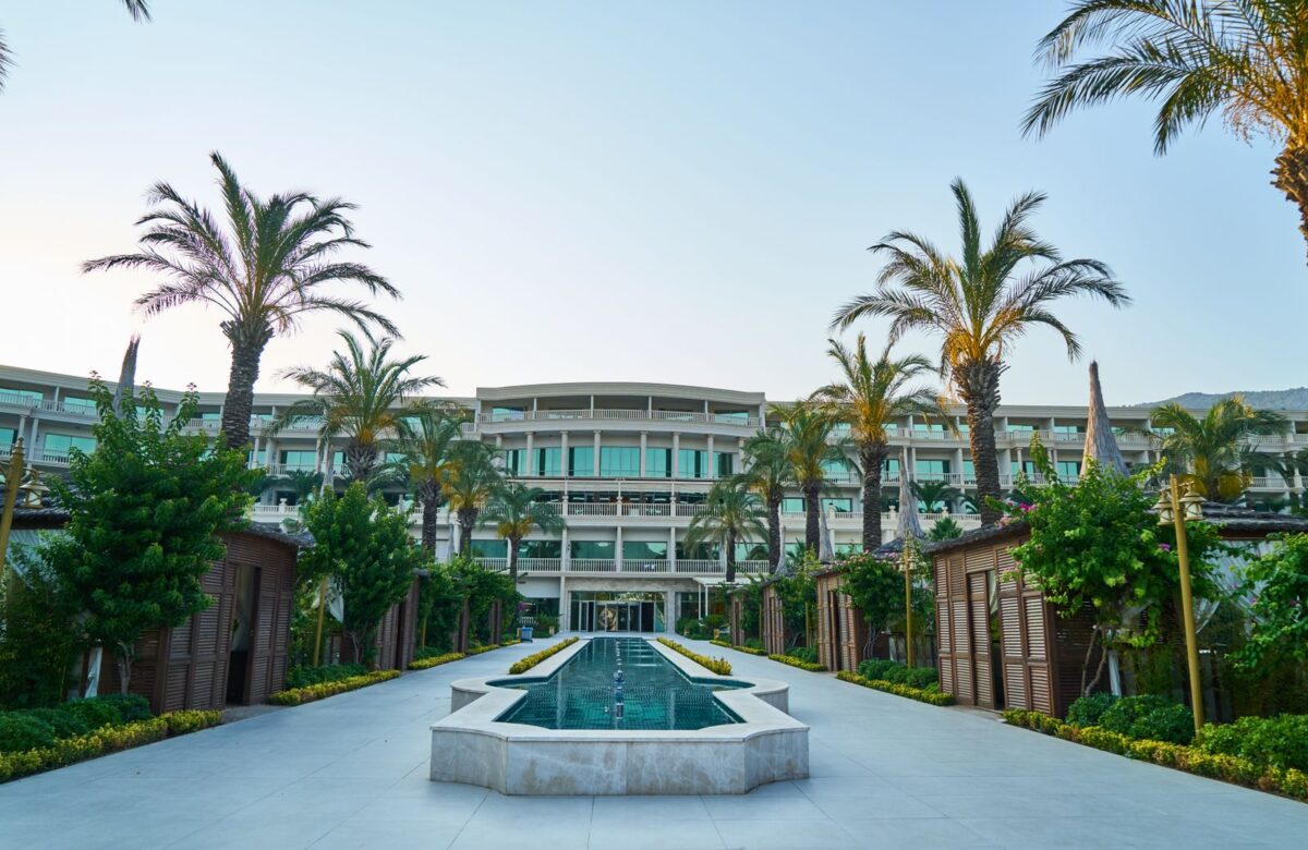 Visual Storytelling for Luxury Hospitality: How Hotels Turn Scrolls into Stays